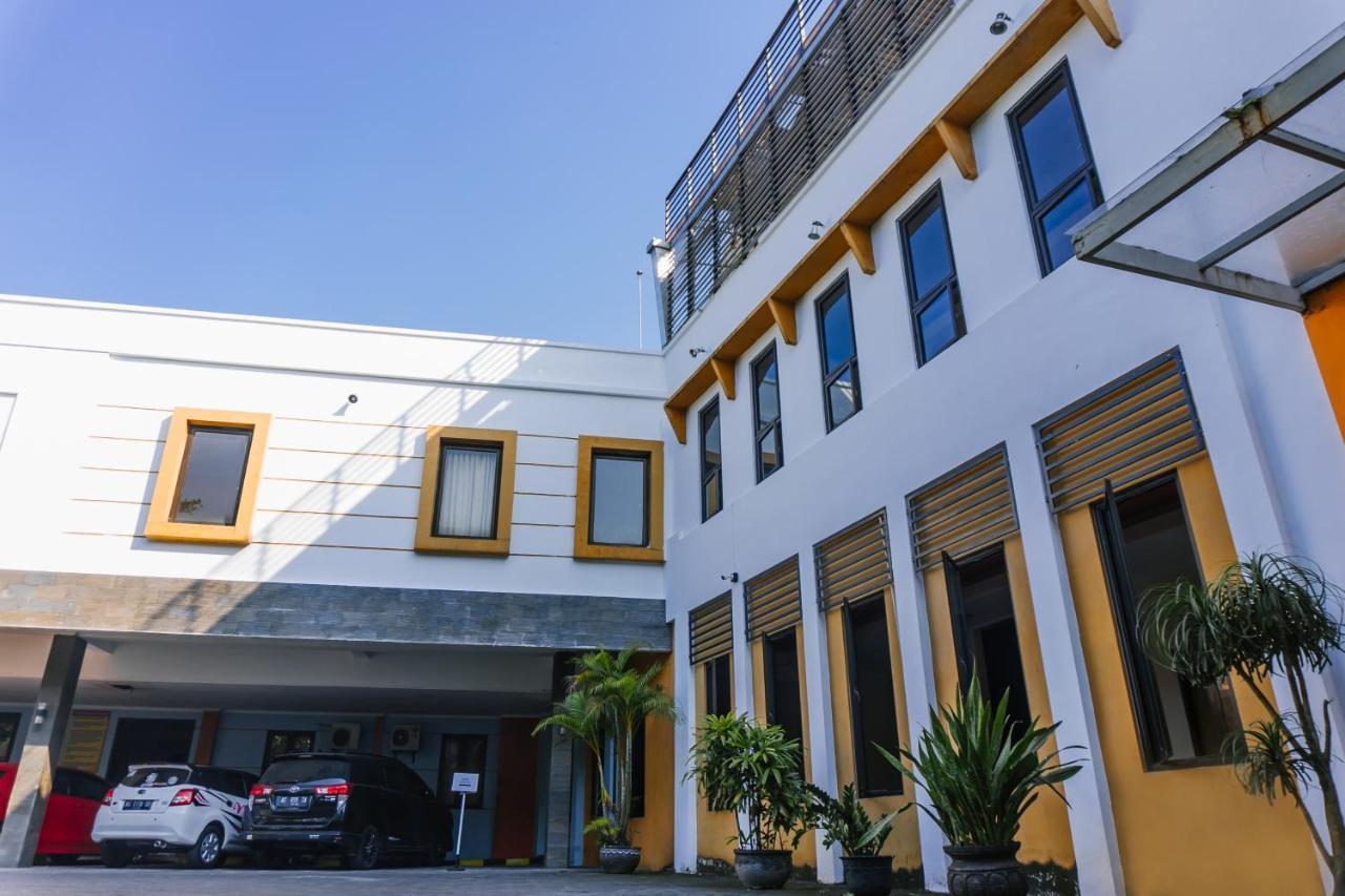 Votel Hotel Tulungagung Exterior foto